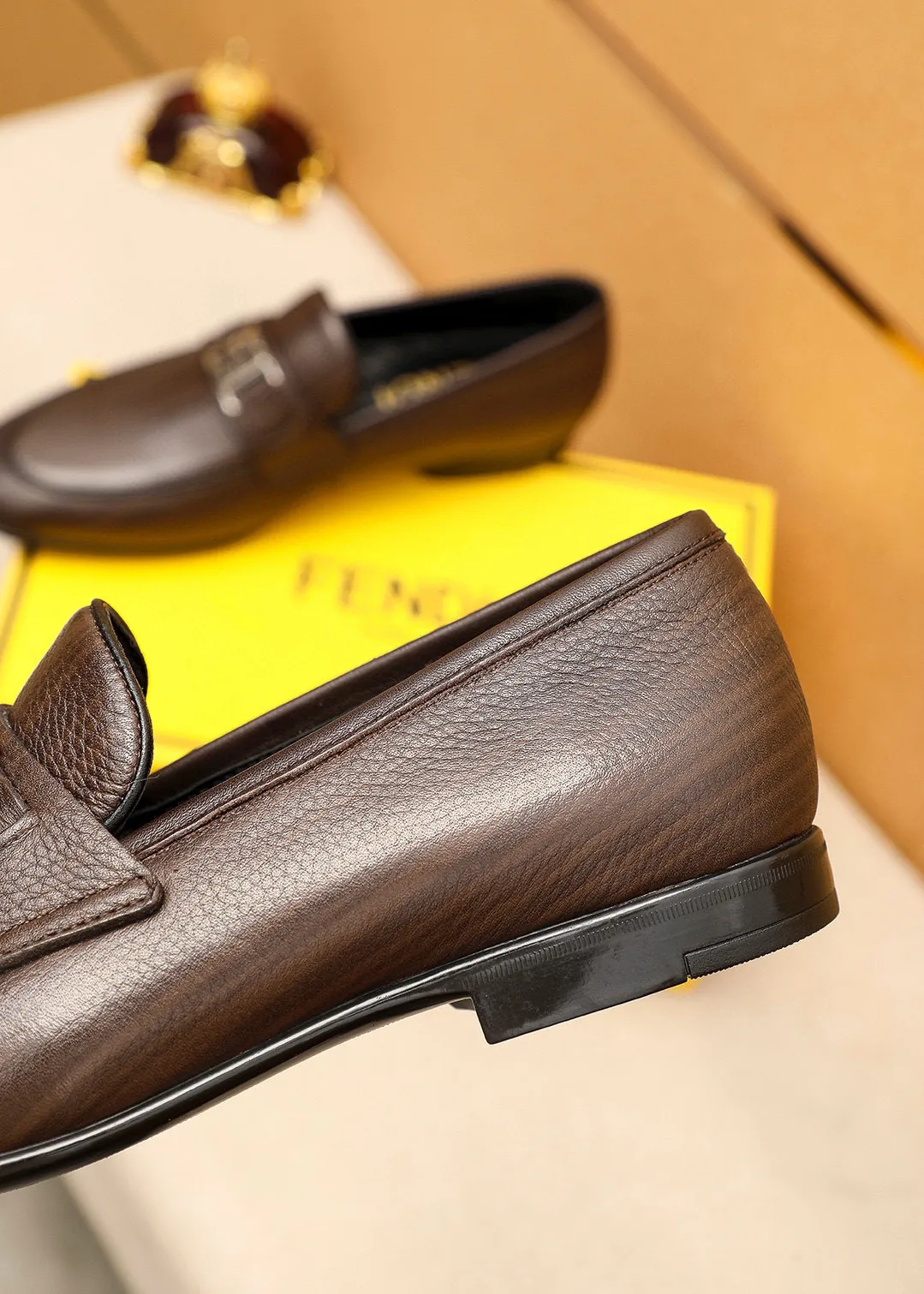 Men's shoes 💰442 💐 Product trademark: FENDI [Fendi] casual leather shoes Regular size: 38-44 (45🉑️customized) Product materials: Selected imported first-layer pebbled cowhide leather upper + luxury hardware buckle, imported cowhide leather lining. Strong three-dimensional visual effect, rubber outsole Color: 1⃣️color optional